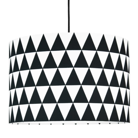 Lampă textilă de agățat – model cu triunghiuri negre
