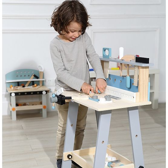 Atelier de lemn cu scule
