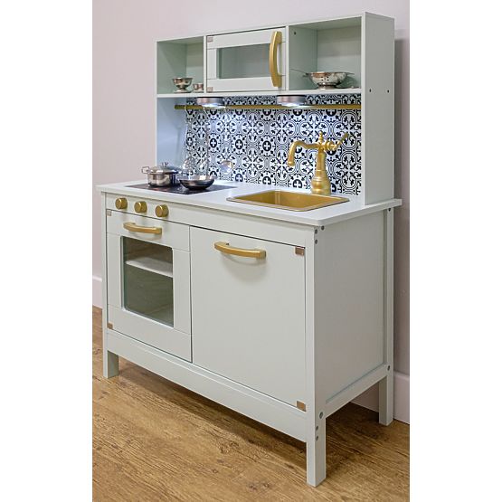 Bucătărie nordică din lemn cu accesorii