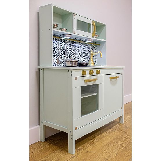 Bucătărie nordică din lemn cu accesorii