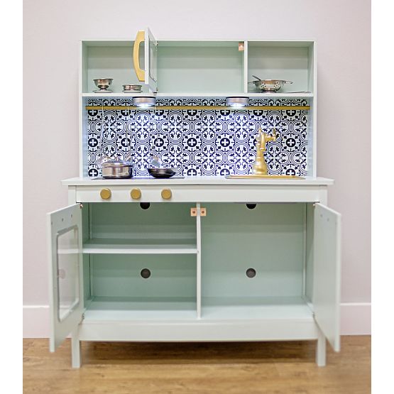 Bucătărie nordică din lemn cu accesorii