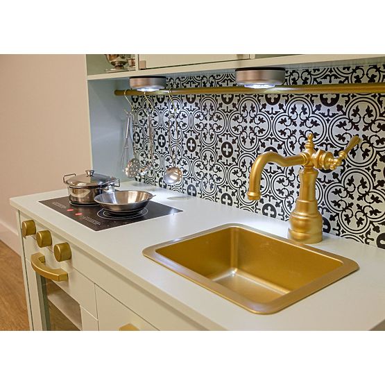 Bucătărie nordică din lemn cu accesorii