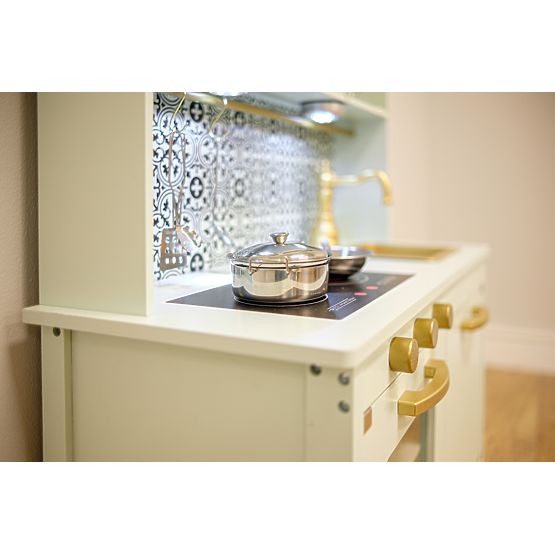 Bucătărie nordică din lemn cu accesorii