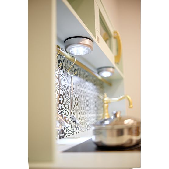 Bucătărie nordică din lemn cu accesorii