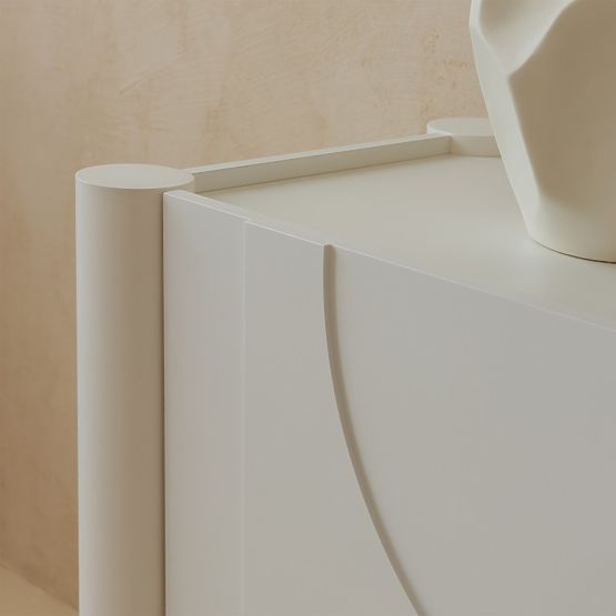 Comodă cu trei uși Lunaria cu fațadă frezată, albă