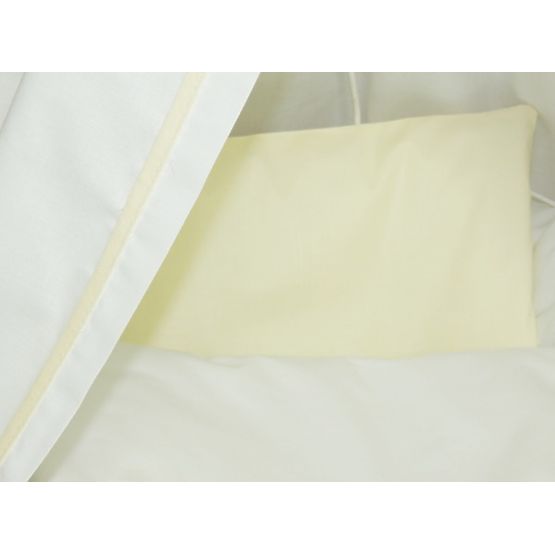 de răchită pat cu alb-crem set lenjerie