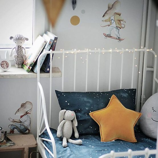 Decorațiuni de perete DEKORNIK cu tematica unui șoricel de stradă