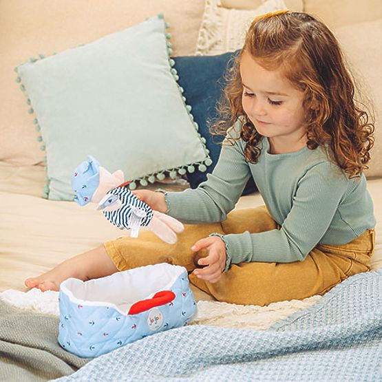 Doudou Jolijou Păpușă în geantă albastră de transport 20 cm