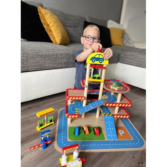 Garajul din lemn al lui Tomi cu lift, mașini de jucărie și elicopter