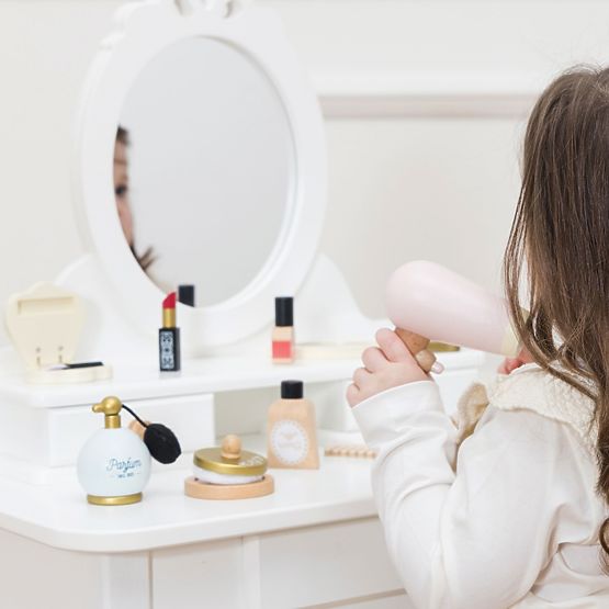 Geantă cosmetică cu accesorii din lemn