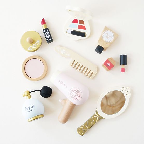 Geantă cosmetică cu accesorii din lemn