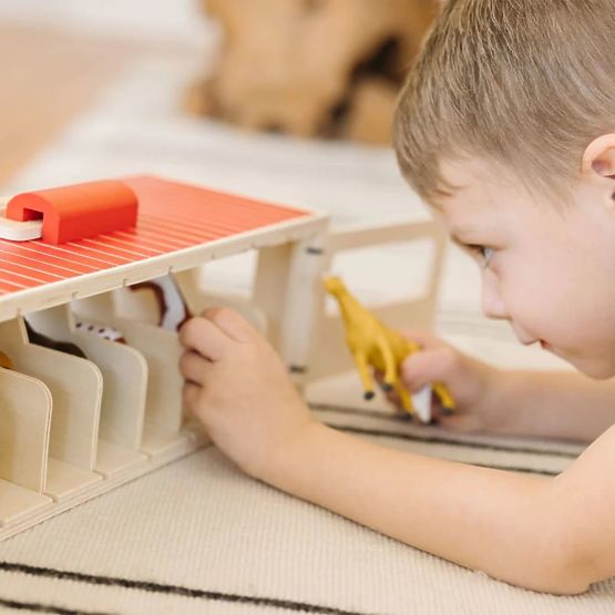 Grajd din lemn pentru cai cu 8 cutii