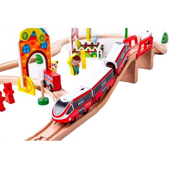 Linie de tren din lemn cu tren de baterii