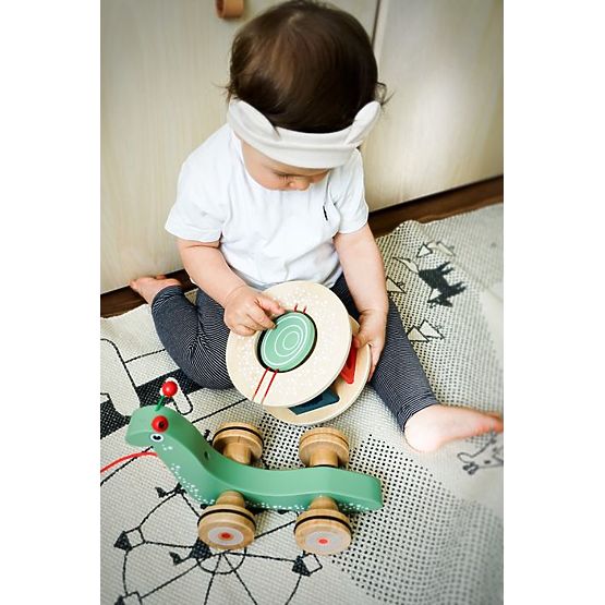 Melc cu cutie de sortare pe șnur Montessori