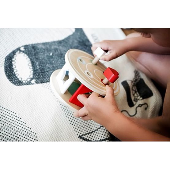 Melc cu cutie de sortare pe șnur Montessori