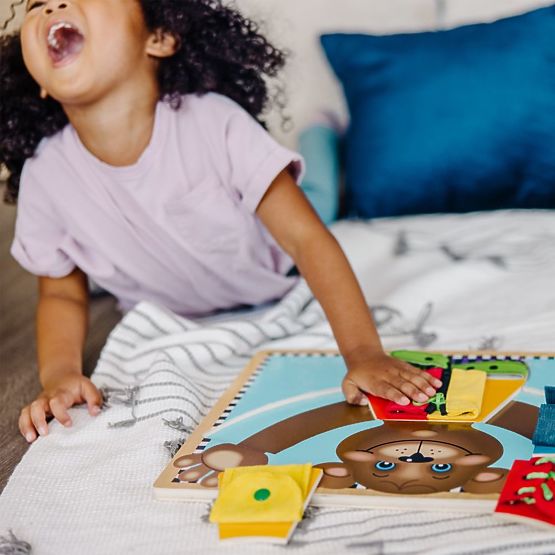 Melissa and Doug - Tablă motrică Îmbracă ursulețul