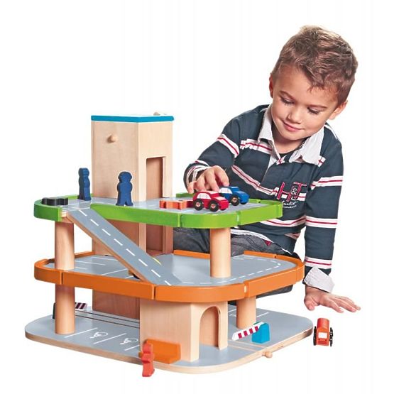 Parcare din lemn cu lift