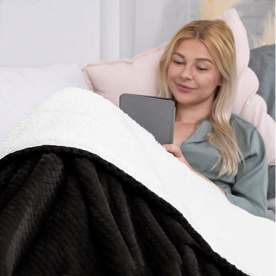 Pătură SHLEEPY neagră cu model jacquard stil clasic 130x180