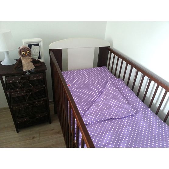 Set de asternuturi pentru patuturile de copii cu buline-violet