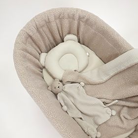 Pătuț din răchită Teddy pentru bebeluș - culoare albă cu accesorii bej
